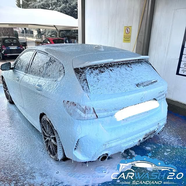 Auto in lavaggio con schiuma